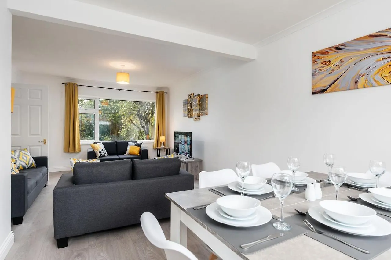 Spacious Modern Home In Sheffield Todwick